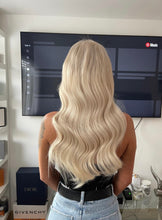 Load image into Gallery viewer, Weft hair extensions Vanilla Frosting (#60A)